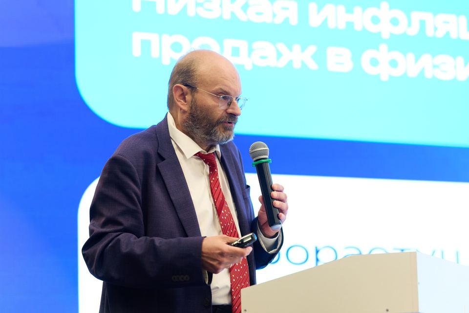 Выступление спикера у экрана